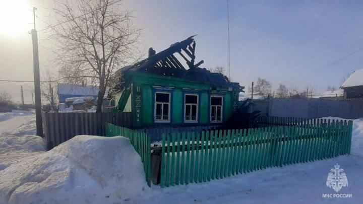 В саратовском поселке сгорел дом: спаслись отец с сыном
