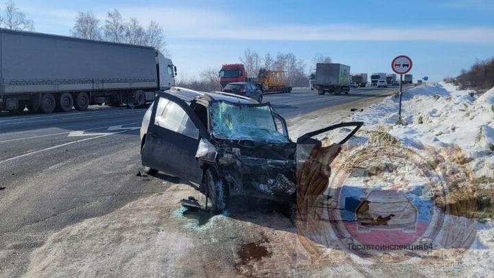 В Хвалынском районе столкнулись грузовик и легковая машина
