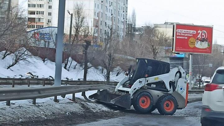 В Солнечном погрузчик улетел в ограждение после столкновения с иномаркой