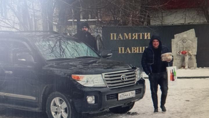 Саратовские автохамы паркуются в сквере у памятника