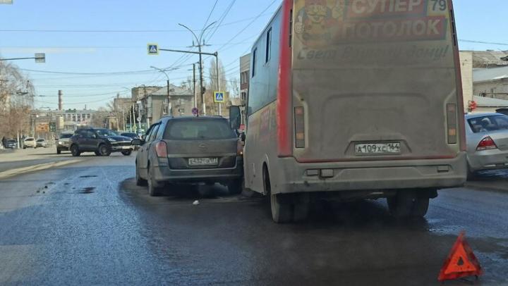 Иномарка столкнулась с маршруткой в Заводском районе Саратова