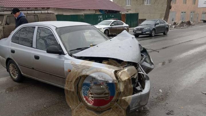 Иномарка врезалась в дерево в Заводском районе Саратова