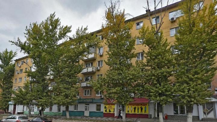 На Чернышевского в Саратове горит нежилая четырехэтажка