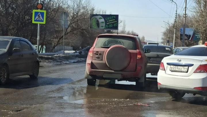 На Навашина в Саратове пробка из-за двух иномарок