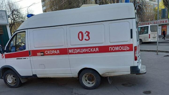 В Саратове автомобиль протаранил автобусную остановку