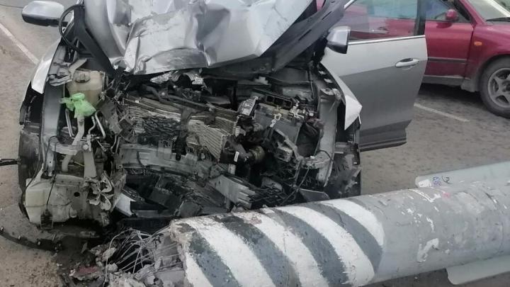 В Энгельсе автоледи госпитализировали после въезда в столб