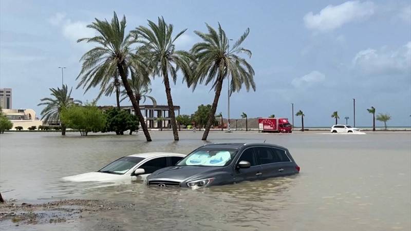 В столице ОАЭ недавно произошло настоящее бедствие из-за сильных ливней, вызвавших серьезные наводнения. Некоторые утверждают, что это не просто погодные условия, а результат действий людей.