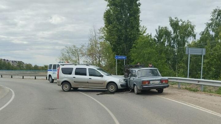 В Энгельсском районе столкнулись "пятерка" и "Ларгус"