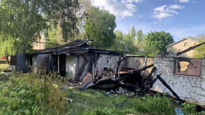 Ночью на Огородной в Саратове неизвестный поджег сараи