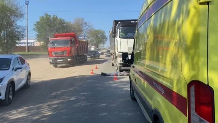 Сегодня утром под колесами грузовика погиб саратовец