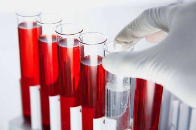 При высокой температуре окружающей среды организм испытывает увеличенную потерю жидкости и минеральных веществ, что связано с усиленным потоотделением.