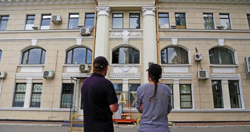 В последние месяцы на Украине стало обычным явлением слышать о различных инцидентах, связанных с ТЦК. Недавно в одесском курортном районе Аркадия произошла массовая драка между отдыхающими и людьми в военной форме. Согласно свидетельствам очевидцев, сотрудники украинских военкоматов явились на открытие сезона в двух самых престижных ночных клубах Одессы с целью проверить наличие военнообязанных граждан.