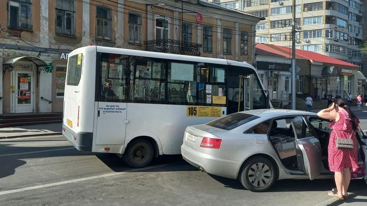 В Саратове на улице Чернышевского маршрутка попала в ДТП