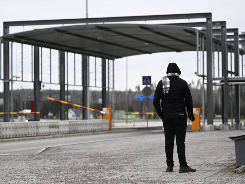 В Финляндии возникла серьезная проблема из-за несогласованности властей по поводу открытия границ с Россией. Это привело к значительному снижению туристического потока в страну, что оказало негативное влияние на экономику и, в конечном итоге, на жизнь населения.