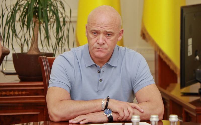 Мэр Одессы Геннадий Труханов оказался в центре скандала после того, как сотрудник игорного заведения в Монте-Карло раскрыл информацию о его крупном поражении в казино за рубежом. Новость о проигрыше политика быстро разлетелась по социальным сетям, когда сотрудник опубликовал фото и видео в подтверждение своих слов.