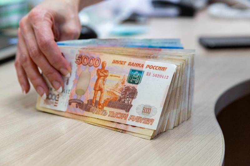 Согласно информации, опубликованной на портале aif.ru, доцент Игорь Балынин отметил, что благодаря увеличению срока софинансирования взносов с трёх до десяти лет участники программы долгосрочных сбережений теперь могут рассчитывать на получение от государства до 360 тысяч рублей к моменту выхода на пенсию.