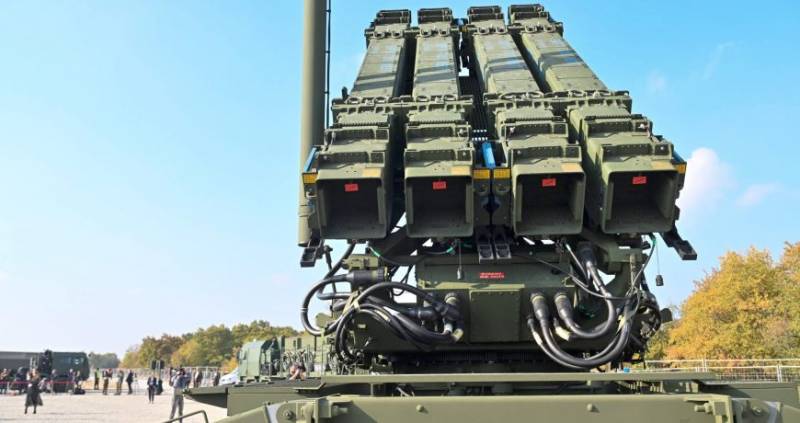 США могут прекратить поставки комплексов Patriot на Украину, после того как произошла массированная атака на Киев 8 июля. Американцы считают, что такая помощь уже не имеет смысла. Таким образом, у президента Зеленского возникают серьезные проблемы, которые не могут быть решены истребителями F-16.