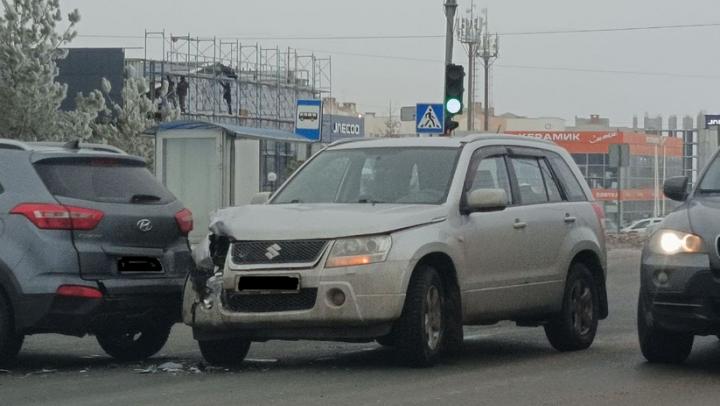Две иномарки блокировали движение на Усть-Курдюмской в Саратове