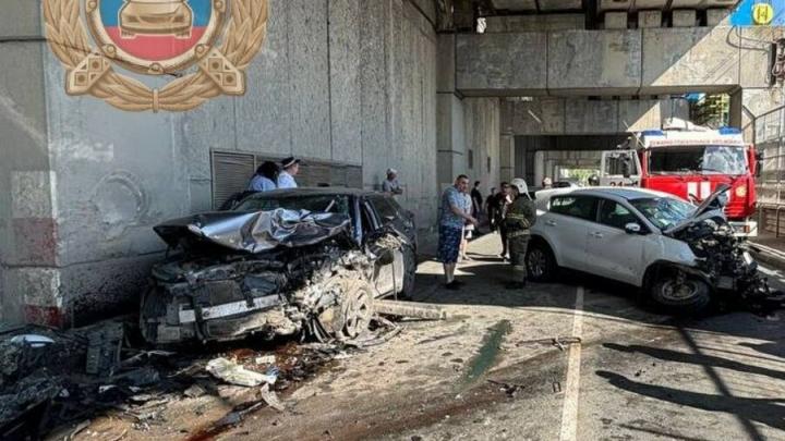 В Балаково на плотине ГЭС столкнулись Kia Sportage и Kia Rio: трое пострадали