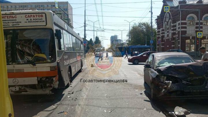 Три машины столкнулись у Театральной площади в Саратове: пострадала пассажирка