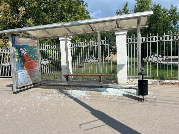 В Заводском районе Саратова разбили остановку у школы №83