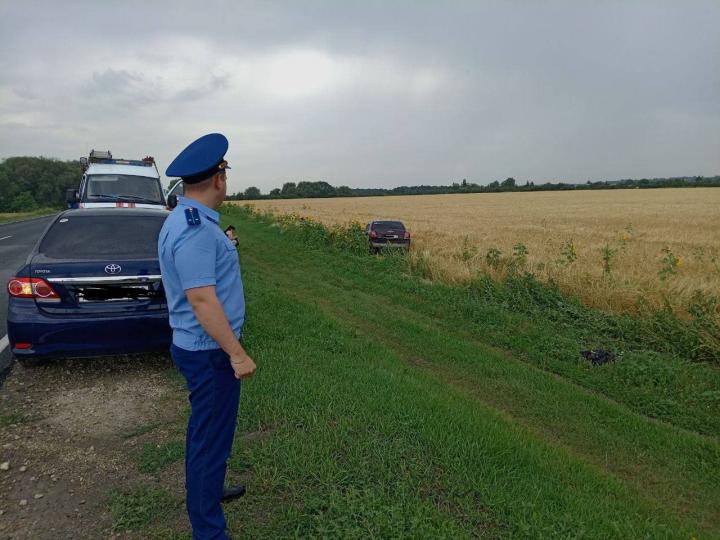 В Балашовском районе Toyota Avensis съехала в кювет: пострадали женщина и трое детей