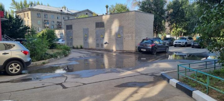 Новая угроза: в Ленинском районе Саратова вода заливает трансформаторную будку
