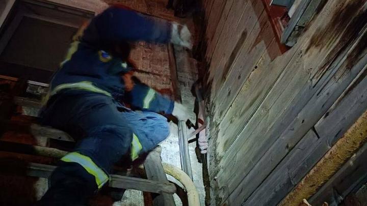 Саратовские спасатели помогли застрявшему между домами мужчине
